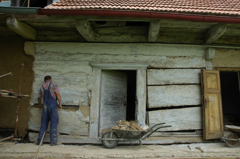 DrevoaStavby.cz | Rekonstrukce roubené chalupy tradičními postupy