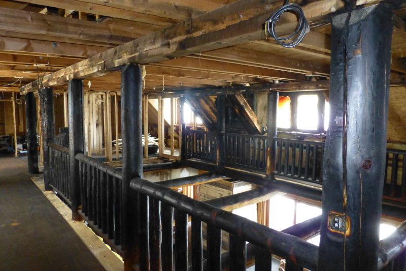 DrevoaStavby.cz | Interi&eacute;r srubu po&scaron;kozen&yacute; pož&aacute;rem