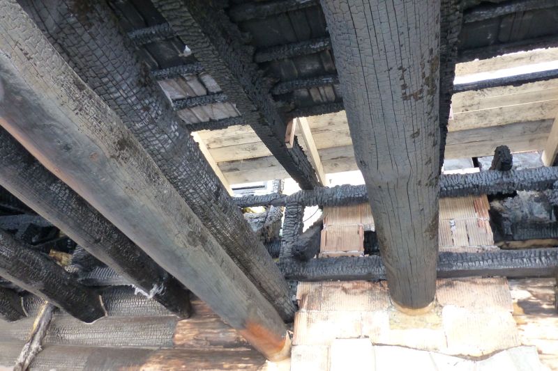 DrevoaStavby.cz | Masivn&iacute; prvky jsou po&scaron;kozeny