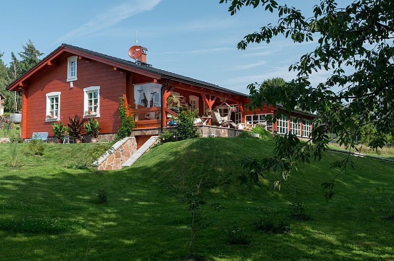 Původní bydlení na statku vyměnili za útulnou roubenku ve švédském stylu