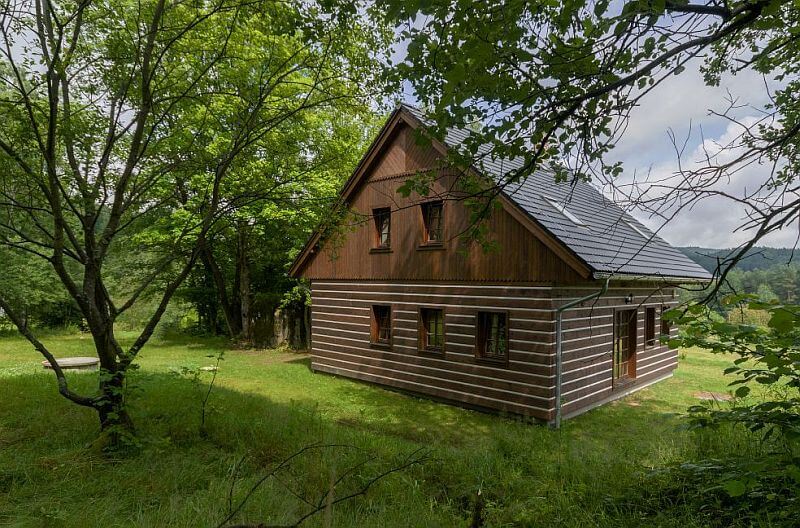 Výhled na Lužické hory si užívají ze své montované dřevostavby na samotě u lesa