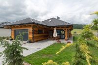 Jako ideální variantu pro bydlení v přírodě si zvolili dům z masivního dřeva. 