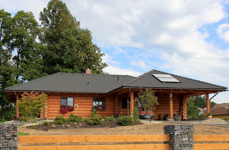 Srubový bungalov na klíč přirozeně zapadá do nedotčené krajiny