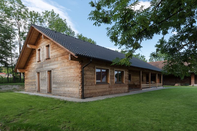 DrevoaStavby.cz Masivní cedrová roubenka CEDAR HOME s.r.o