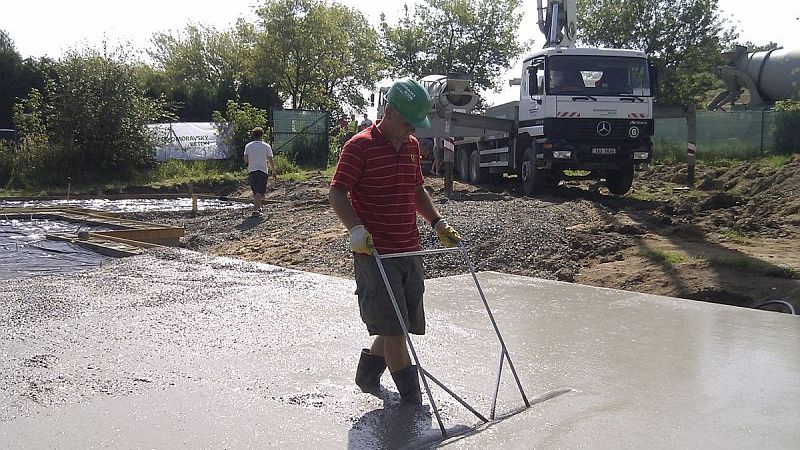 2.foto Realizace_betonové_základové_desky_RD_2_srovnání-betonu_do_požadované_roviny