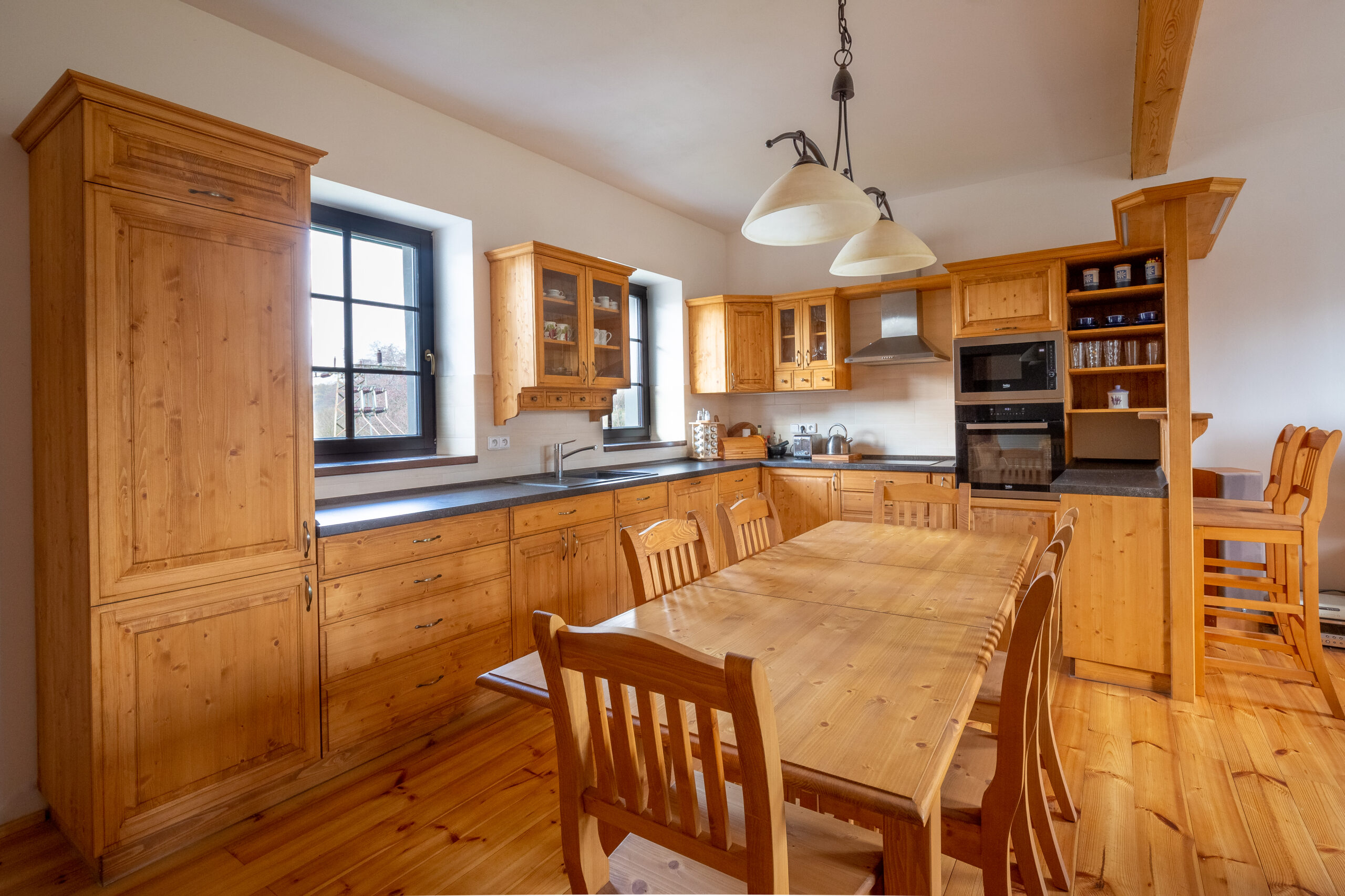 DrevoaStavby.cz Masivní kuchyně na míru UNIS-N  DrevoaStavby.cz Masivní kuchyně na míru UNIS-N s barovým pultem