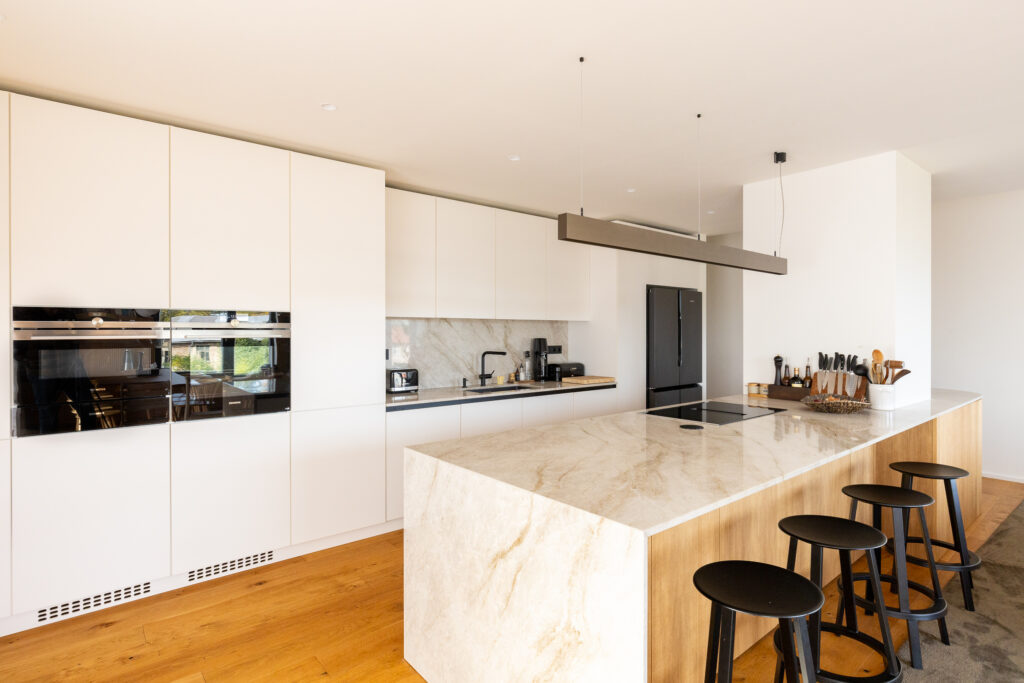 DrevoaStavby.cz Masivní kuchyně na míru UNIS-N DrevoaStavby.cz Masivní kuchyně na míru UNIS-N s obývací pokojem 1