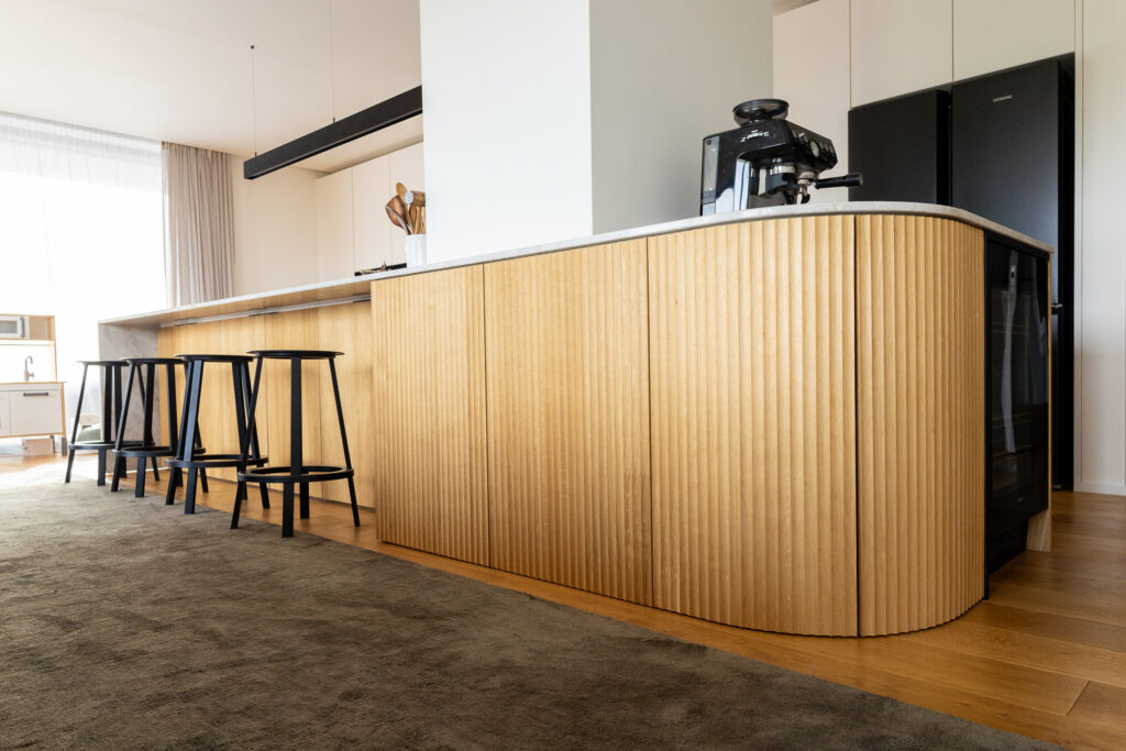 DrevoaStavby.cz Masivní kuchyně na míru UNIS-N  DrevoaStavby.cz Masivní kuchyně na míru UNIS-N s obývací pokojem 2