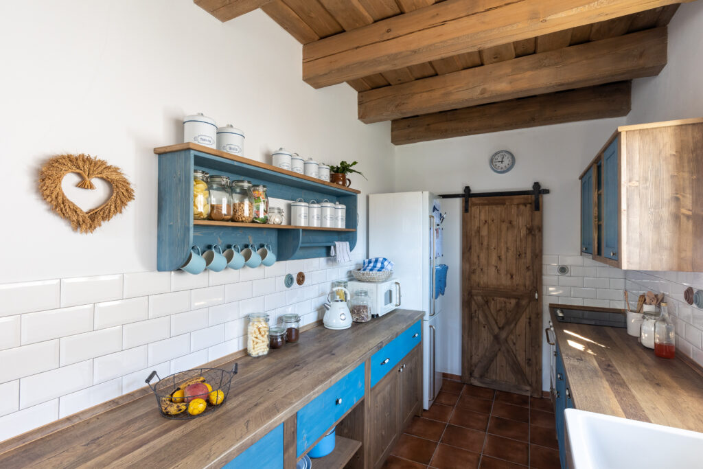 DrevoaStavby.cz Masivní kuchyně na míru UNIS-N  DrevoaStavby.cz Masivní kuchyně na míru UNIS-N v modro-hnědém provedení 2