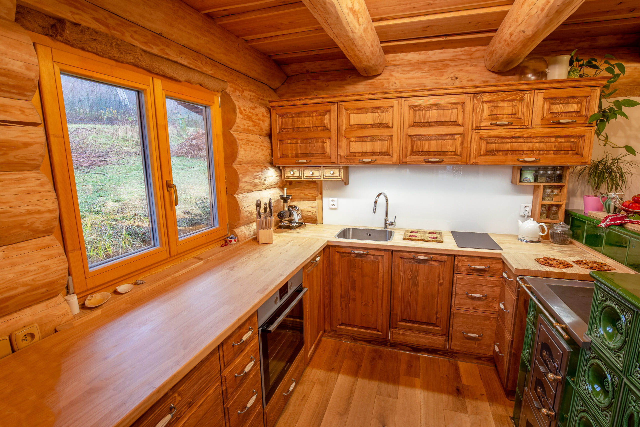 DrevoaStavby.cz Masivní kuchyně na míru UNIS-N DrevoaStavby.cz Masivní kuchyně na míru UNIS-N ve srubu 1