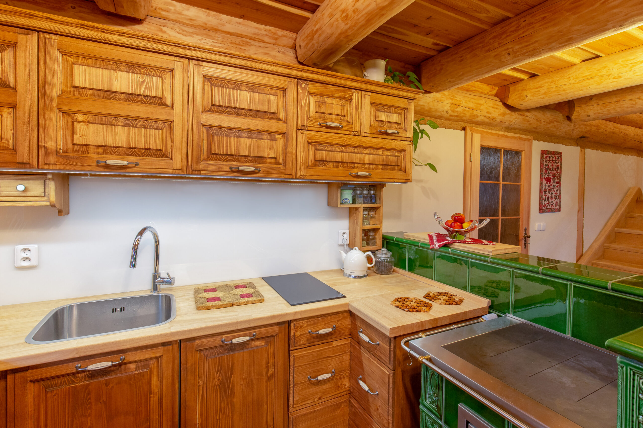 DrevoaStavby.cz Masivní kuchyně na míru UNIS-N  DrevoaStavby.cz Masivní kuchyně na míru UNIS-N ve srubu 2