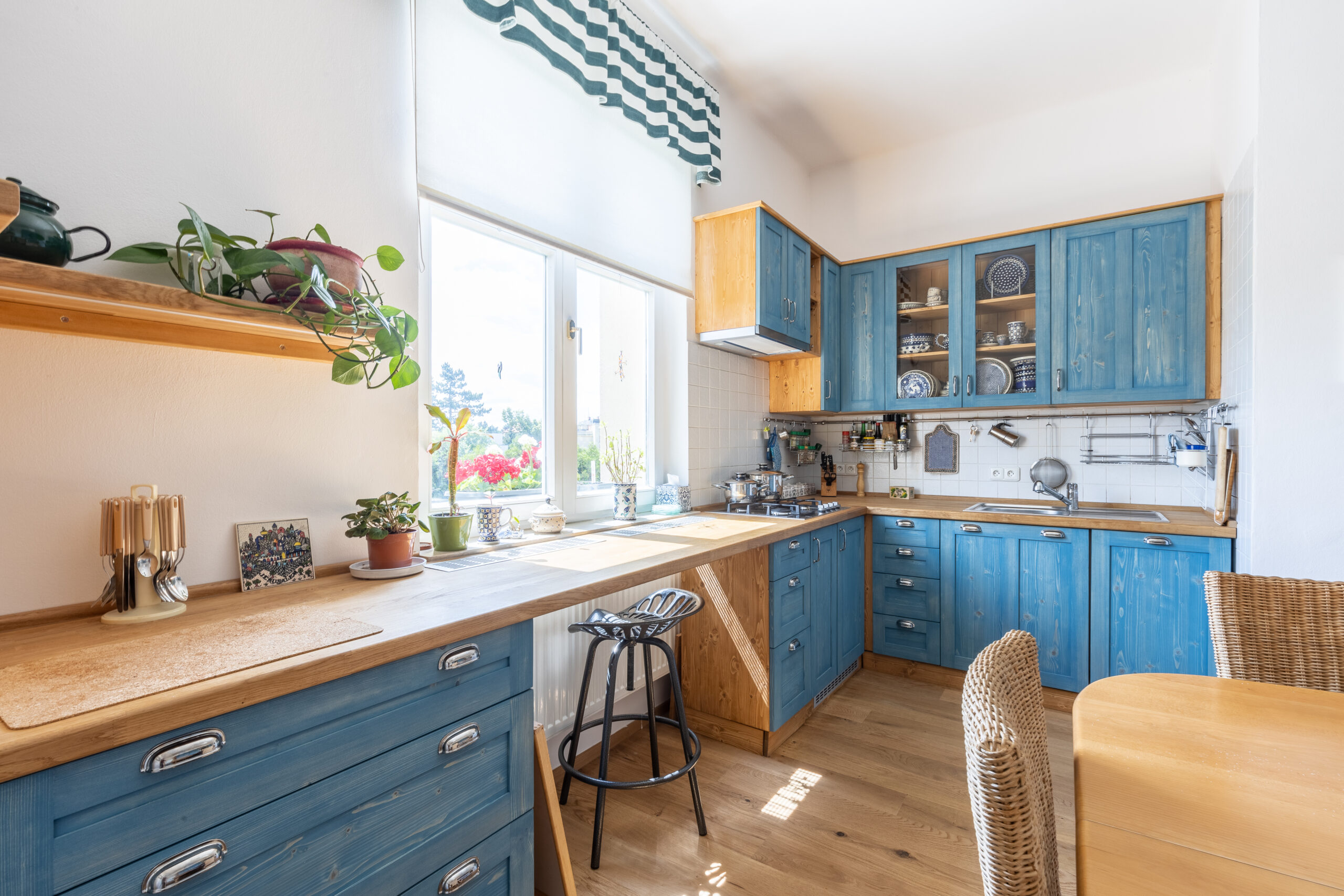 DrevoaStavby.cz Masivní kuchyně na míru UNIS-N  DrevoaStavby.cz Masivní kuchyně na míru UNIS-N modrá ze smrkového dřeva_1