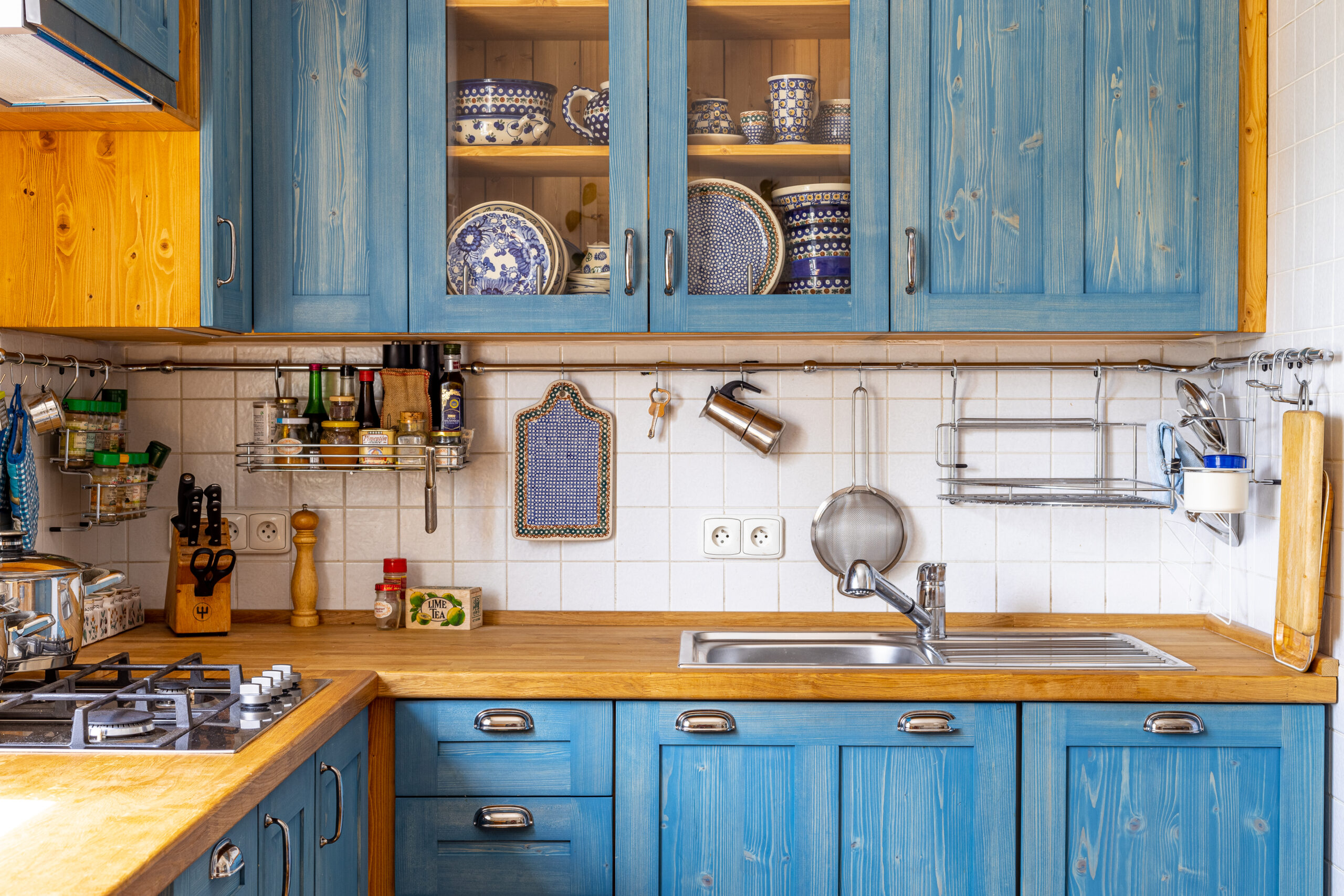 DrevoaStavby.cz Masivní kuchyně na míru UNIS-N DrevoaStavby.cz Masivní kuchyně na míru UNIS-N modrá ze smrkového dřeva_2