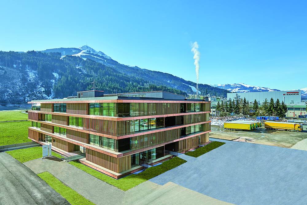 Dřevostavba jako administrativní budova v rakouském Tyrolsku