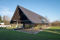 Inspirace z Rakouska: vítězná minimalistická dřevostavba s bohatým prosklením a masivní střechou