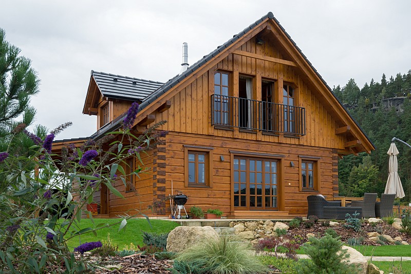 nejhezci-drevostavba-roku-2013-moderni-roubenka-na-vikendy-do-raje