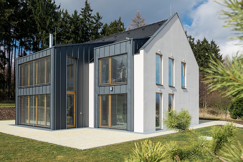 nejhezci-drevostavba-roku-2014-drevostavba-z-vrstveneho-masivniho-dreva-s-lesem-za-zady