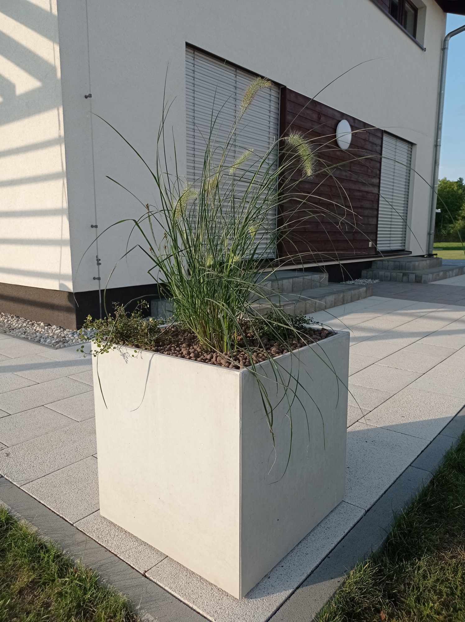 velky venkovni kvetinac pressbeton