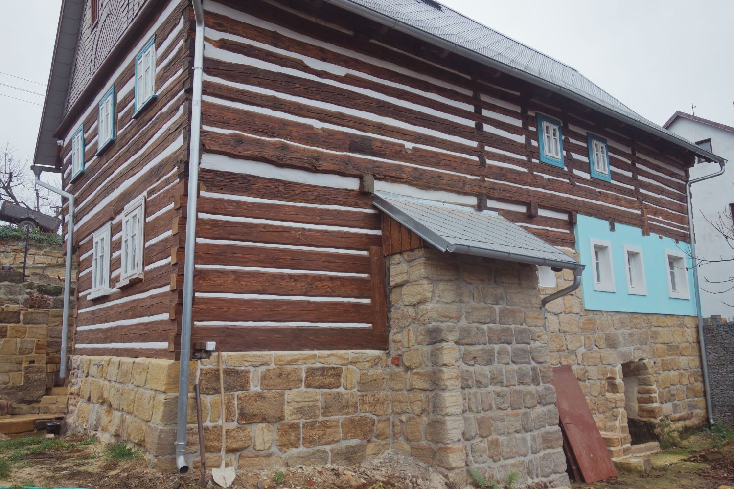 rekonstrukce historicke chalupy detail noveho roubeni
