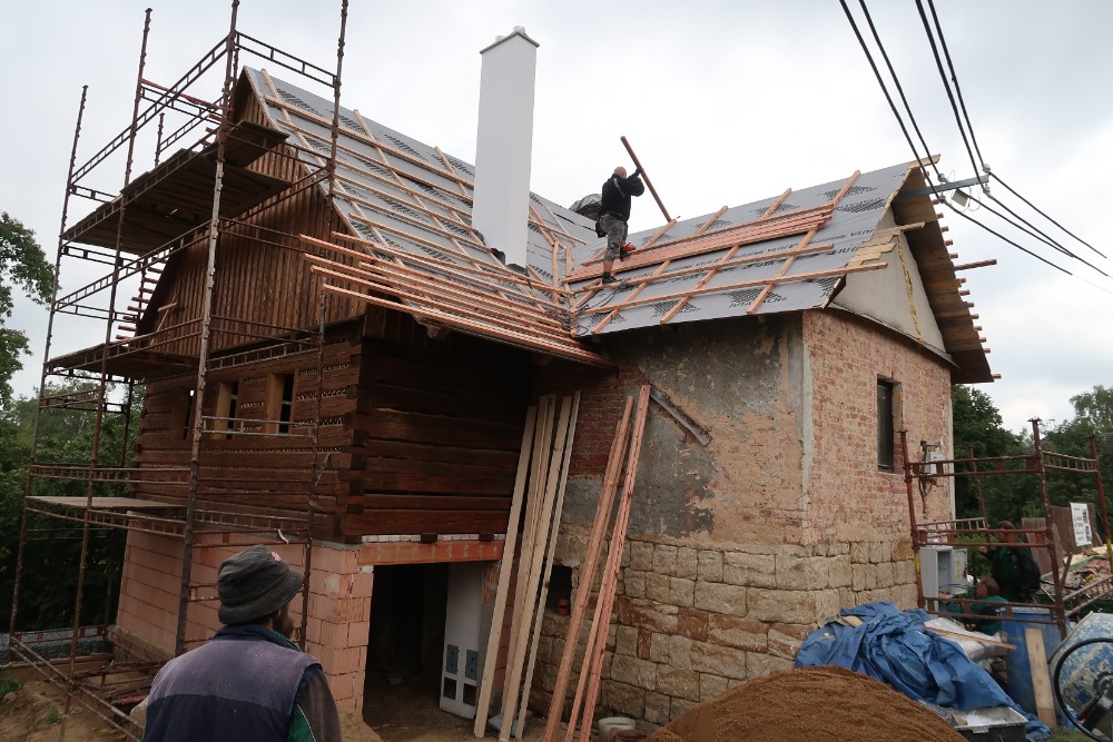 rekonstrukce historicke chalupy nova stresni krytina