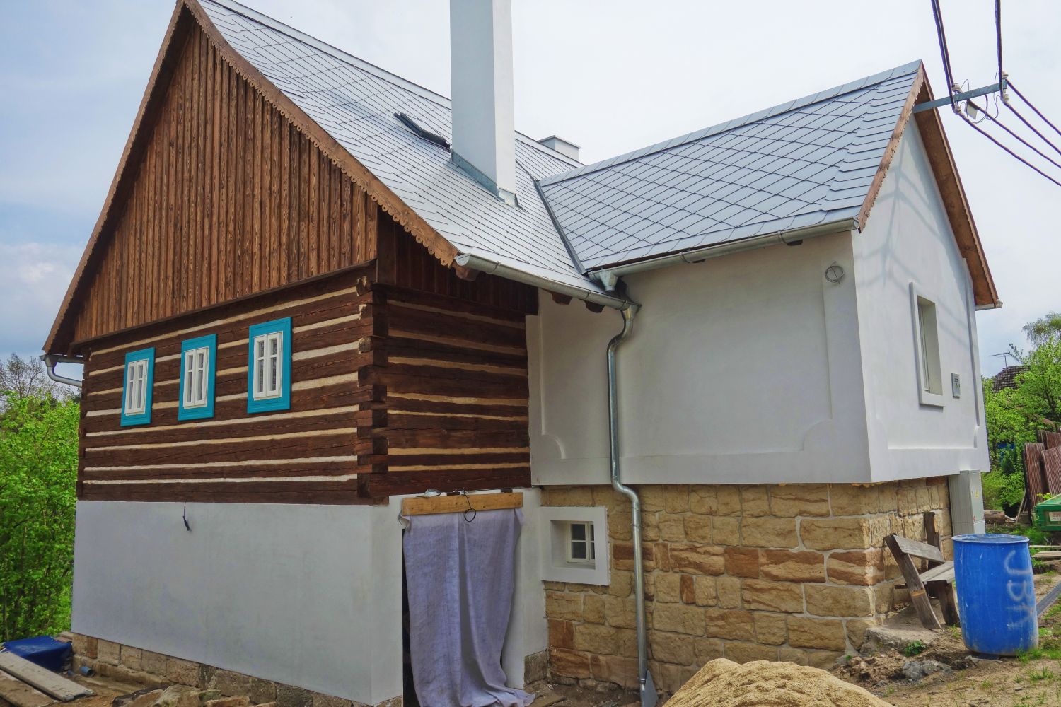 rekonstrukce historicke chalupy nove roubeni a omitky