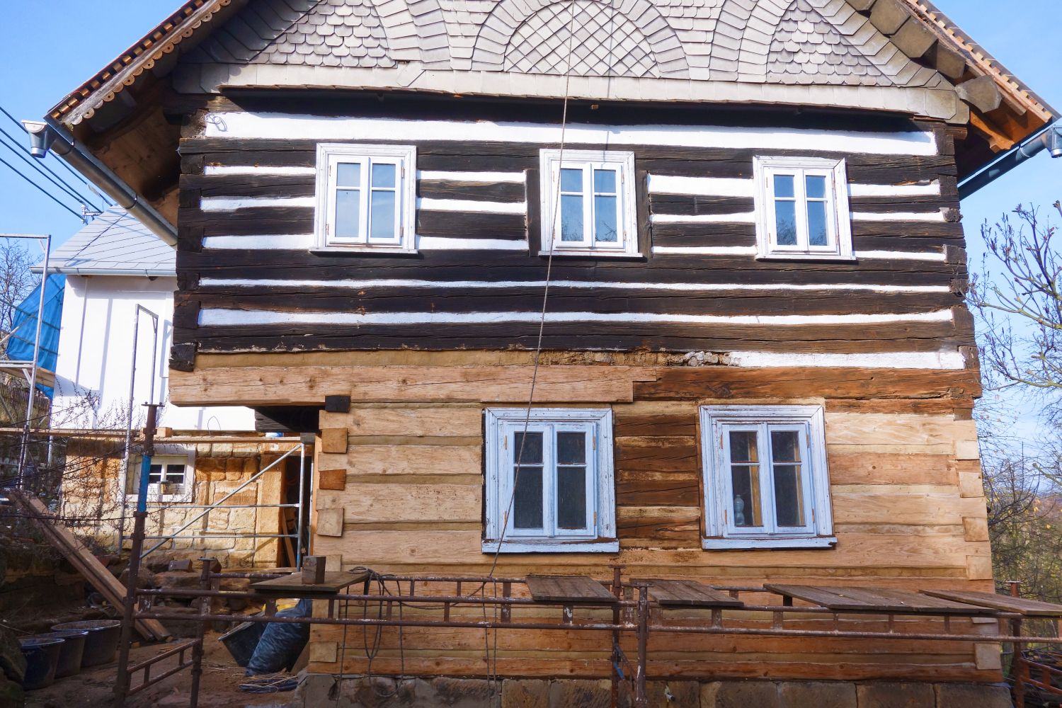 rekonstrukce historicke chalupy predni cast domu