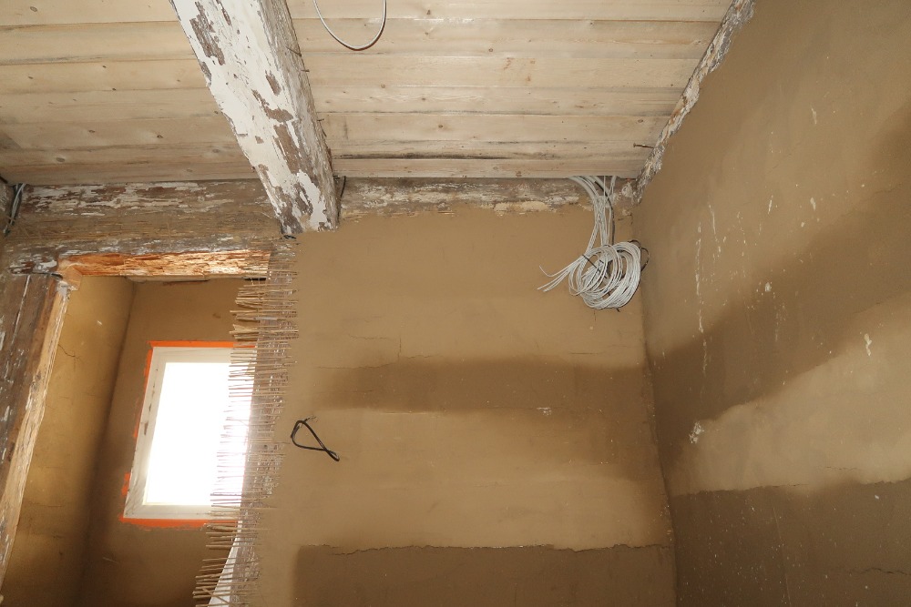 rekonstrukce historicke chalupy steny ve svetnici