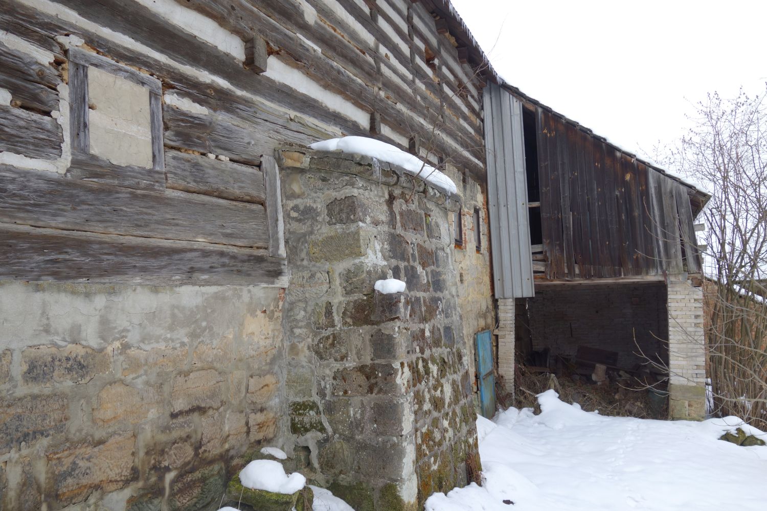 rekonstrukce historicke chalupy stuky v zakladech