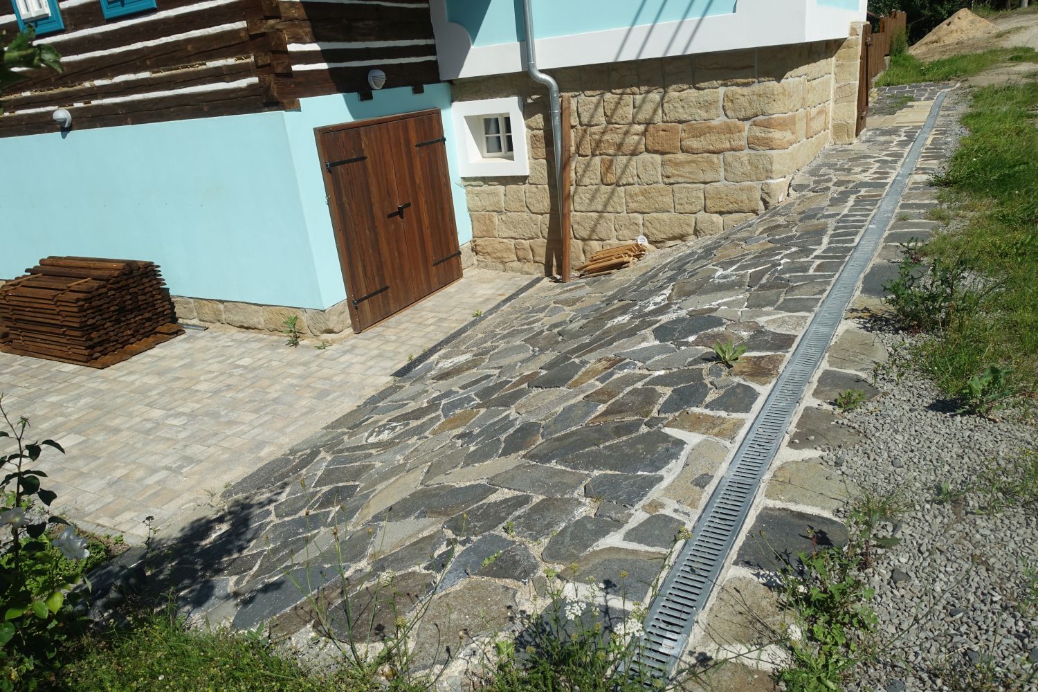 rekonstrukce historicke chalupy terenni upravy