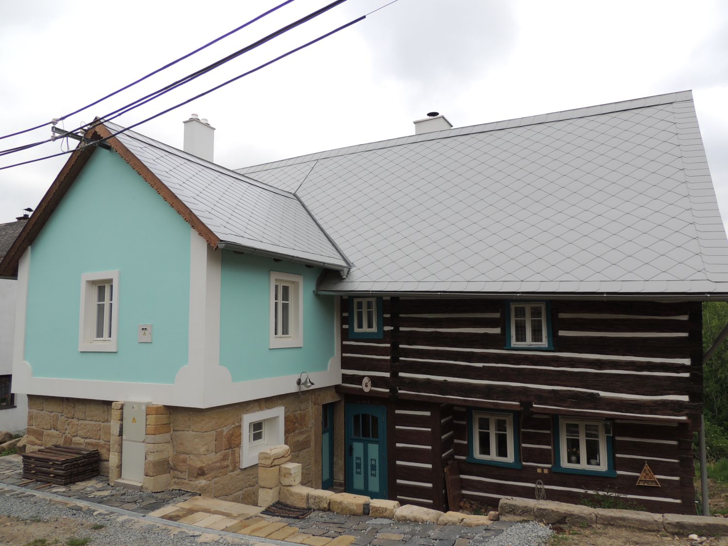 rekonstrukce historicke chalupy zadni cast domu po rekonstrukci
