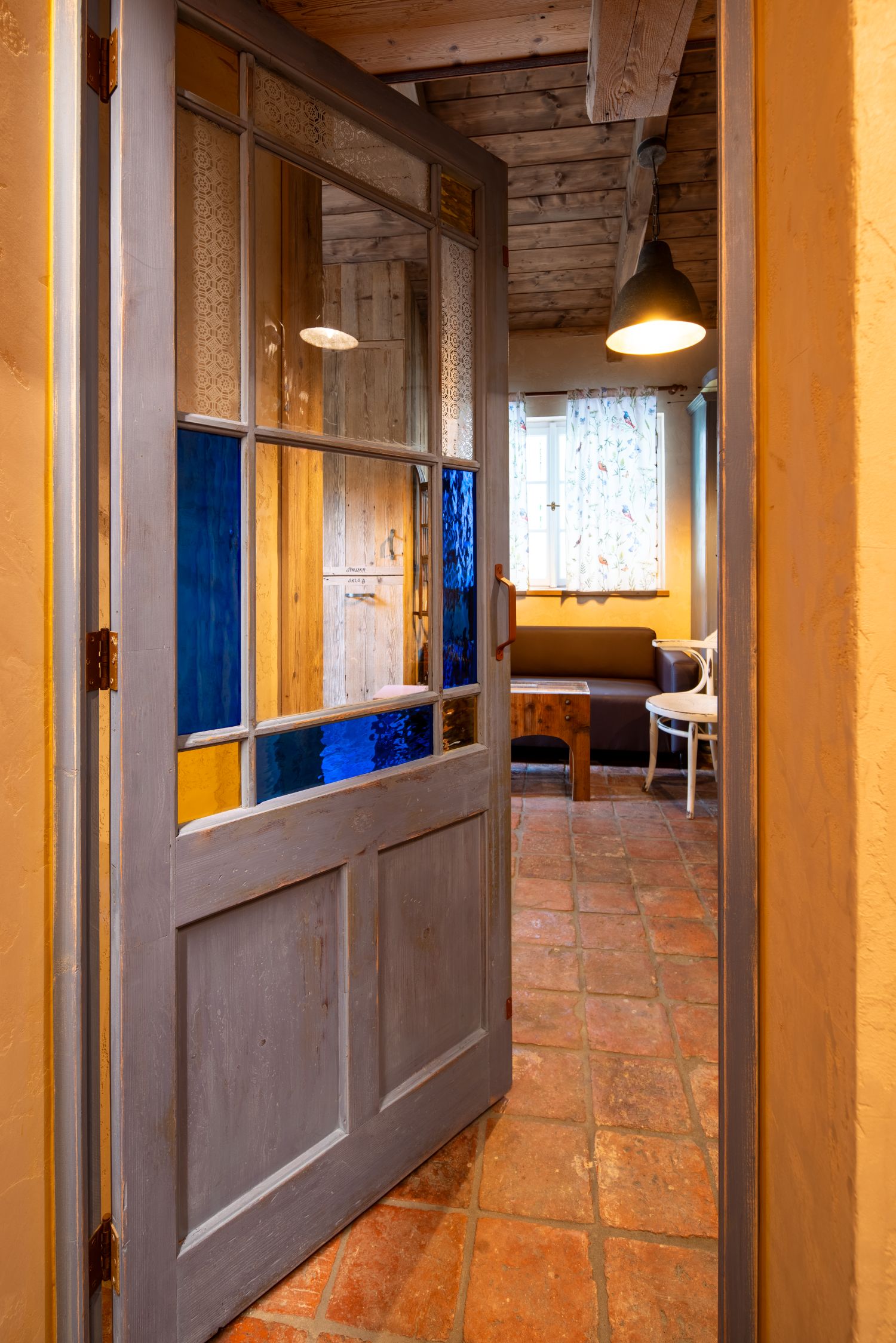 Roubenka Beneska prosklene dvere v prizemi