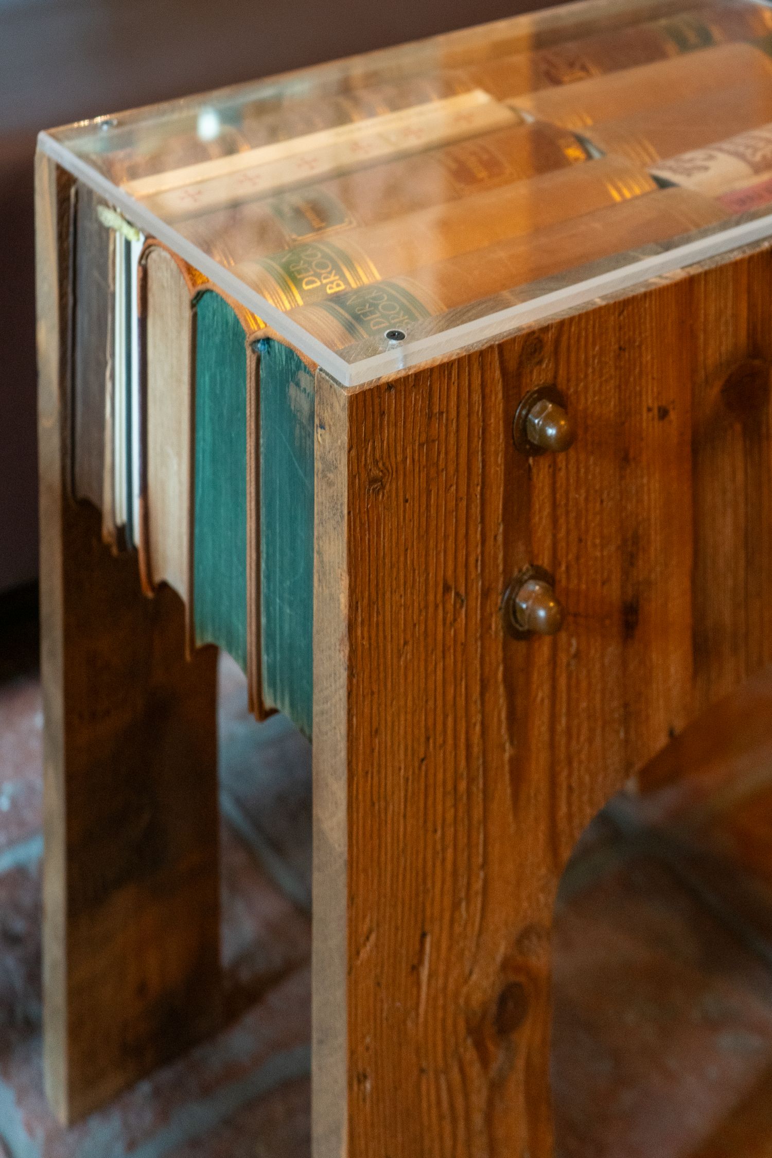 Roubenka Beneska stolek ze starych knih