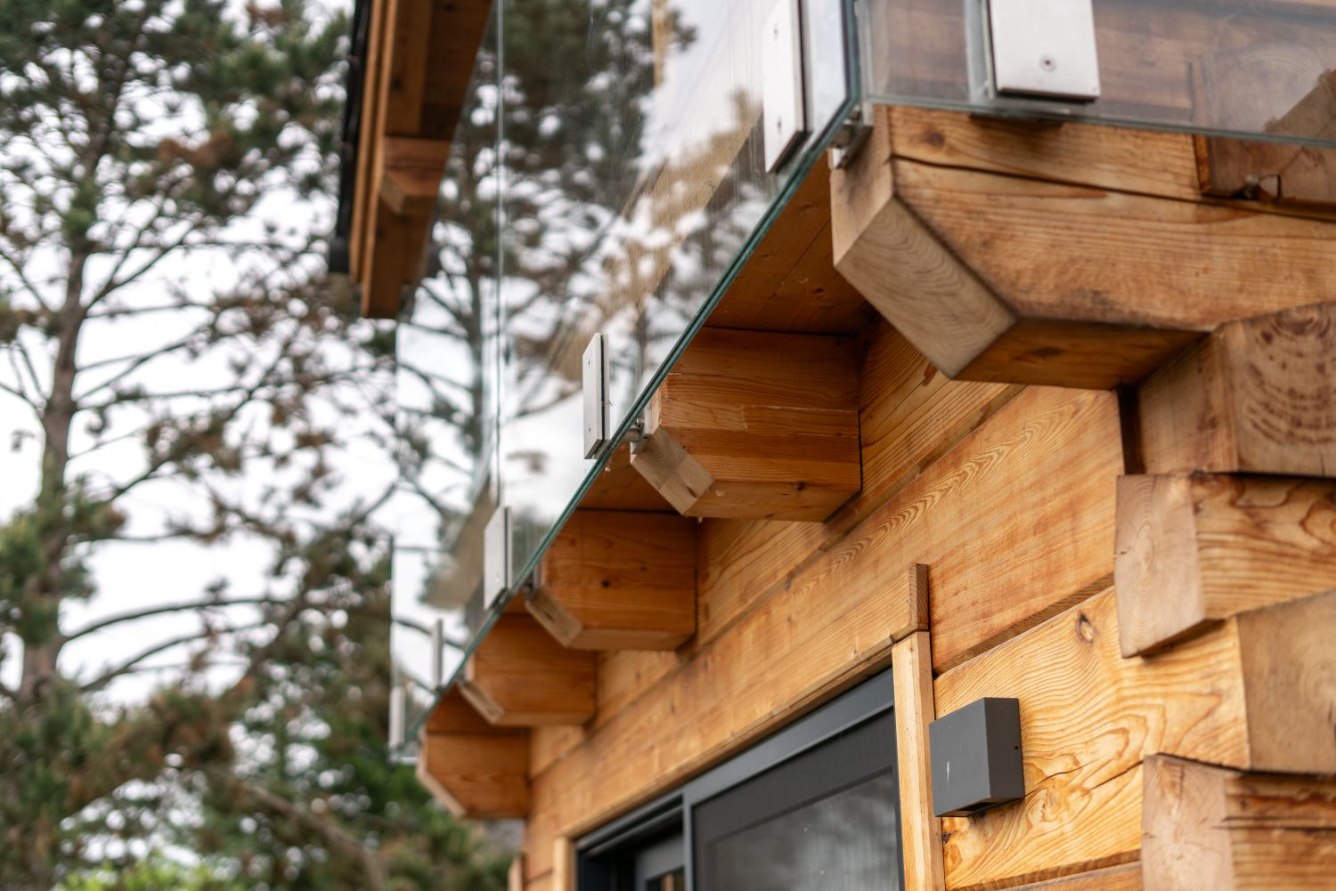 detail skleneneho zabradli CEDAR HOME