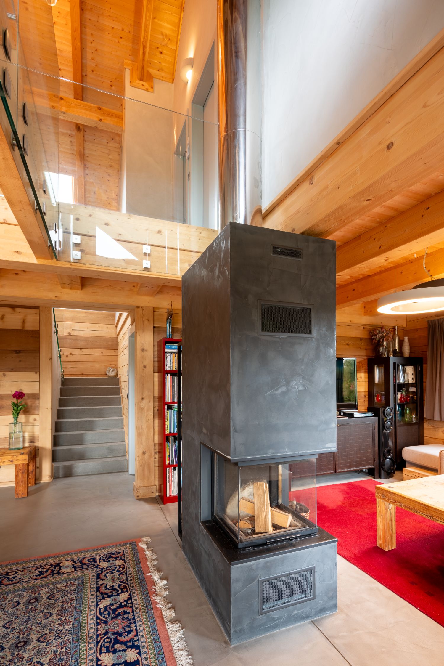 moderni kamna v interieru roubenky CEDAR HOME