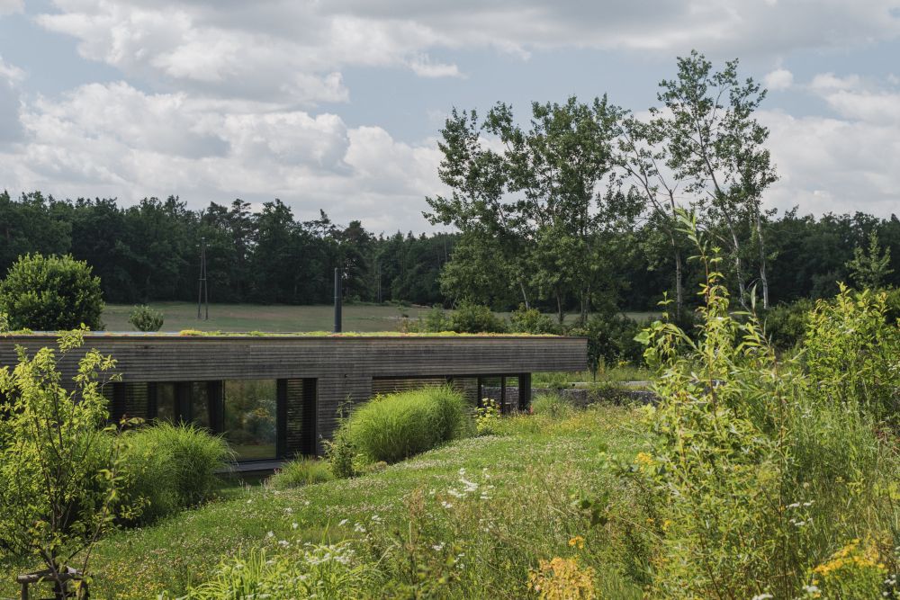 4 Vila schoulená v náručí krajiny