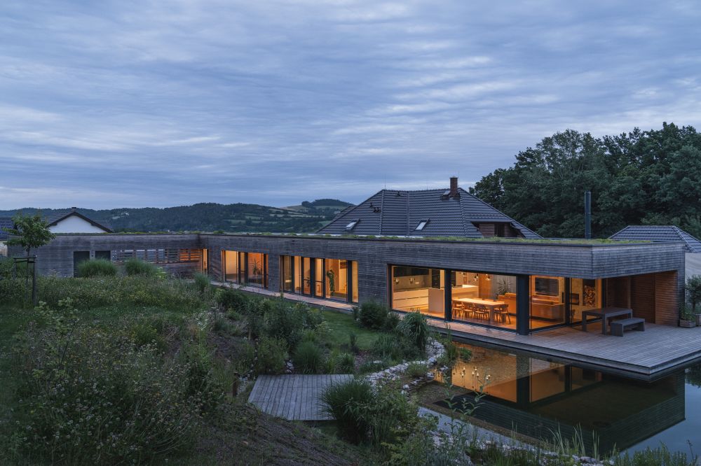 5 Vila schoulená v náručí krajiny