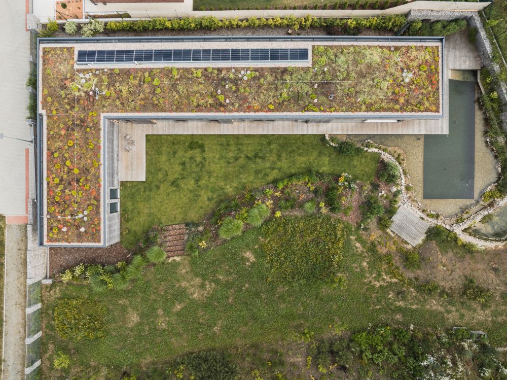 8 Vila schoulená v náručí krajiny