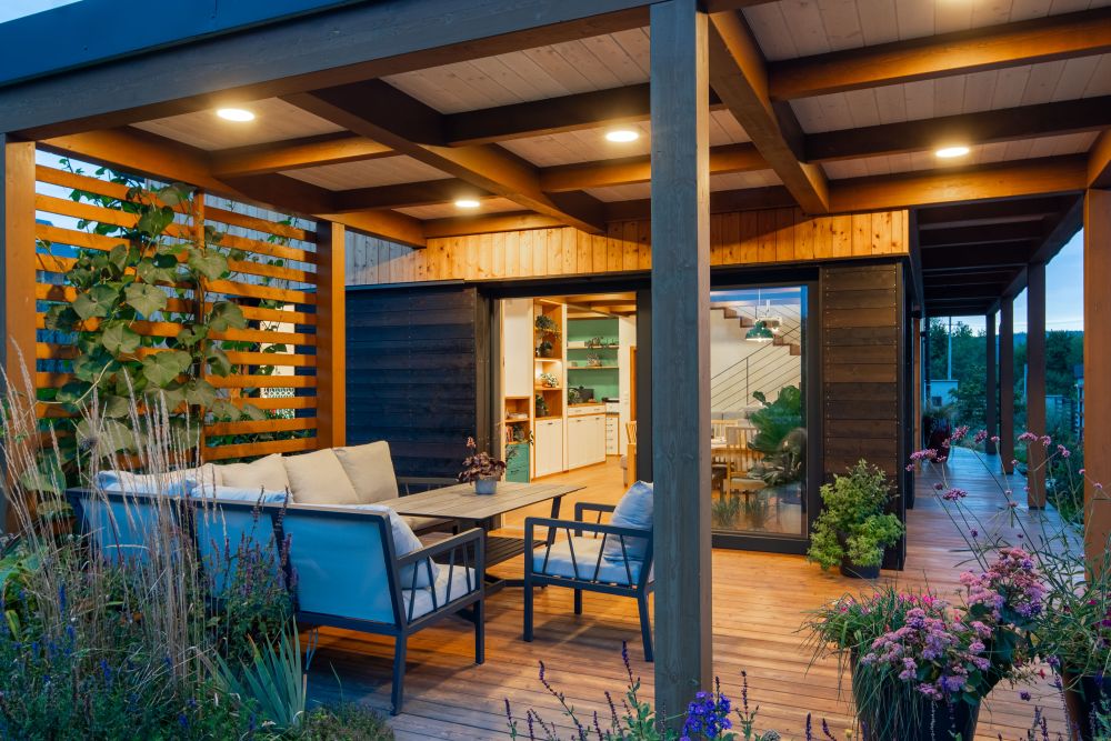 Rozkvetlá dřevěná symfonie-terasa