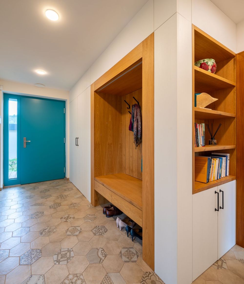 Rozkvetlá-dřevěná-symfonie-vstupni-chodba