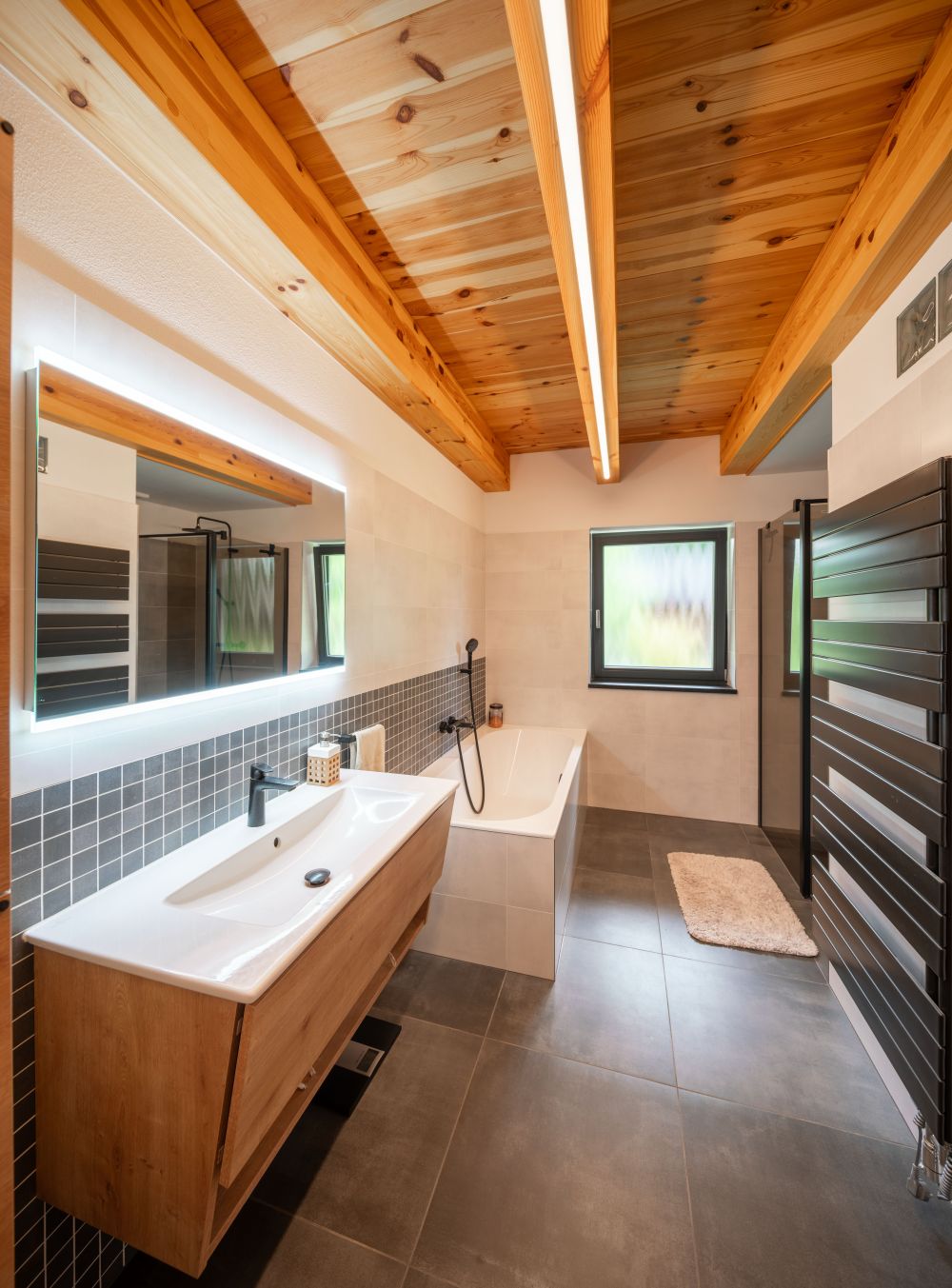 12 Výstavní poloroubenka