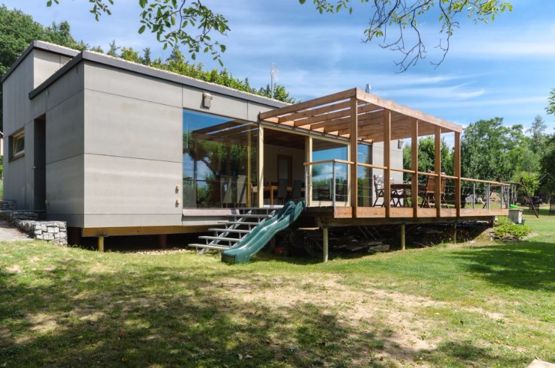 Dřevostavba na víkend exteriér dřevěná terasa pergola schody