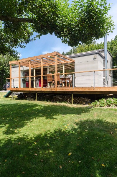 Dřevostavba na víkend exteriér dřevěná terasa pergola