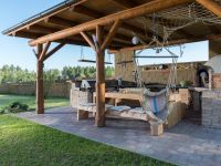 letní kuchyně u masivní dřevostavby