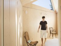 interiér dřevostavby s rohovým oknem