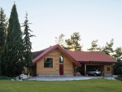 rezidence-nad-zatopenym-lomem-v-jesenicich-drevostavba-na-klic