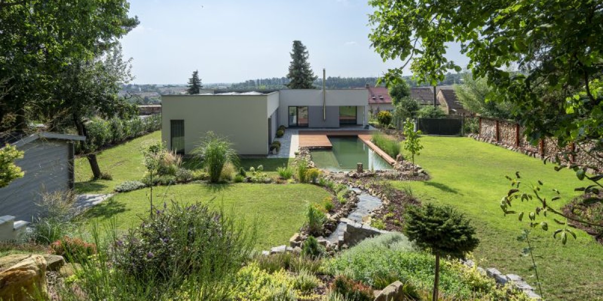 Ekologická, rychle postavená dřevostavba s potokem, který si majitel sám vybudoval