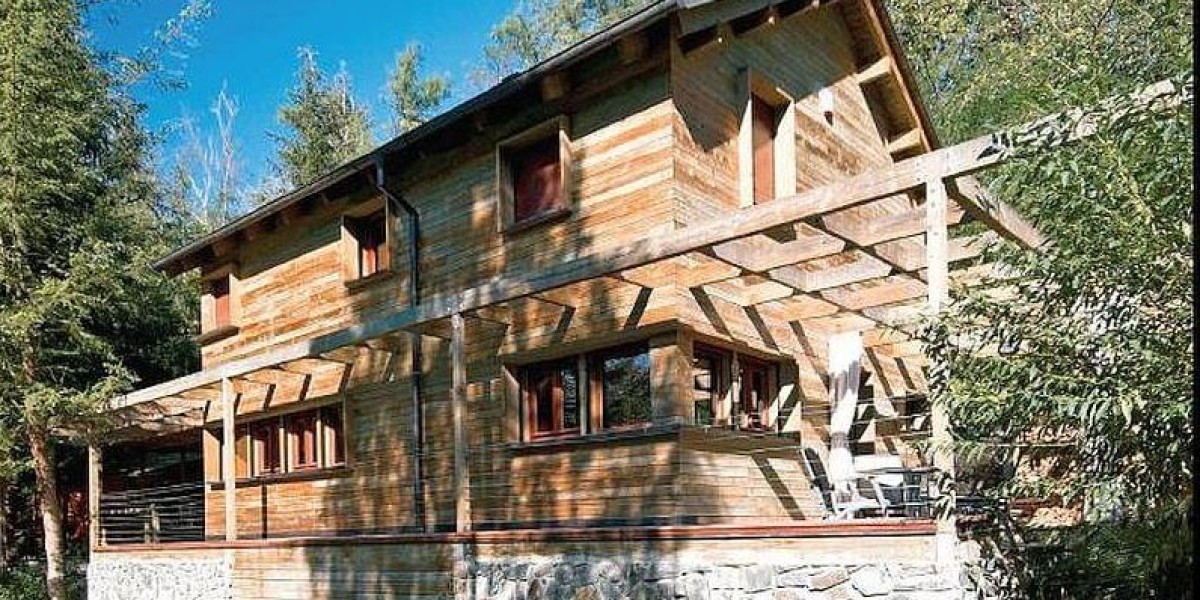 Na místě staré rodinné chaty vybudovali útulnou dřevostavbu