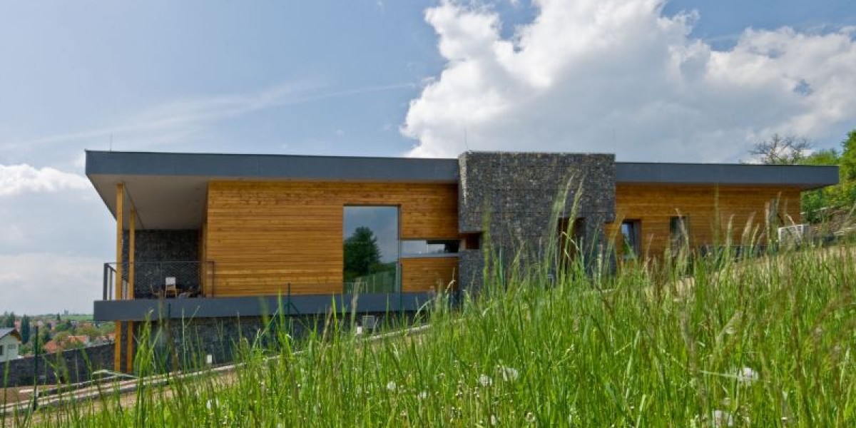 Bezbariérovou dřevostavbu chrání masivní gabionová stěna