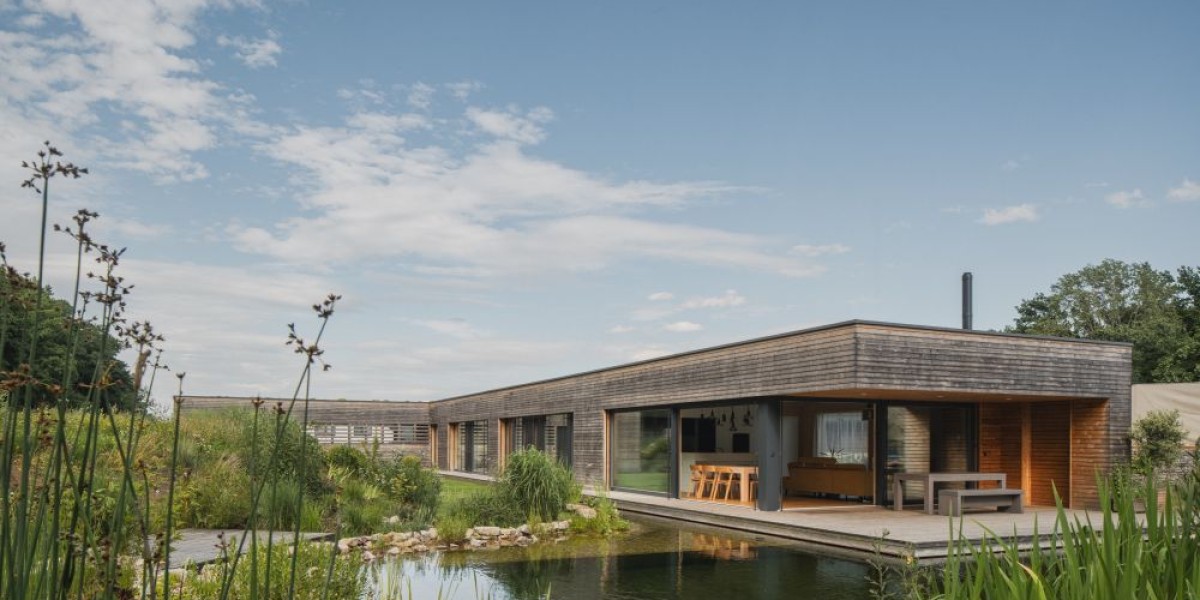 Dřevěná vila schoulená v náručí krajiny