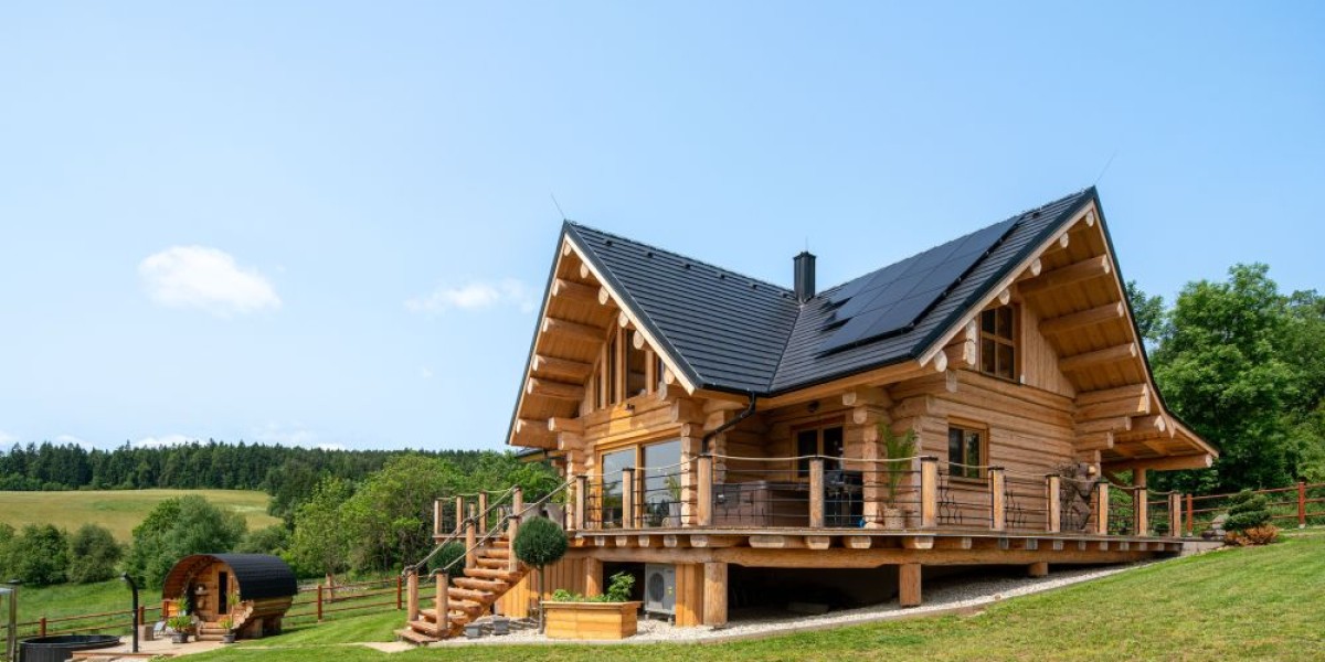 Vymazlený srub na Šumavě, který hlídají medvědi